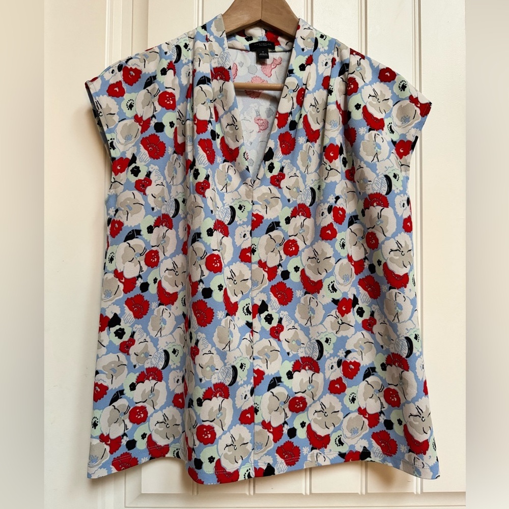 Ann Taylor Factory Blue, White and Red Floral Capped Sleeve V Neck Blouse. M